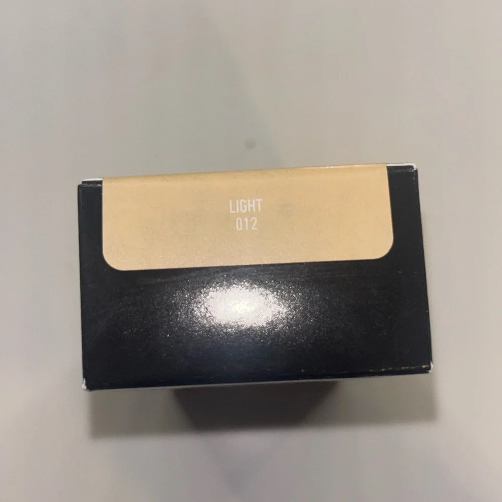KVD BEAUTY
Good Apple Non-Comedogenic Full-Coverage
Serum Foundation - Picture 2 of 6